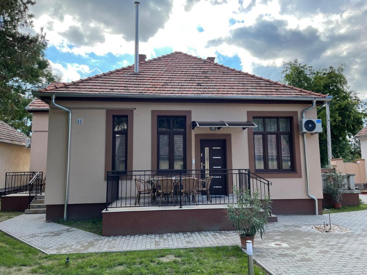 Kovacs Apartmanhaz Kiskunhalas Exterior photo